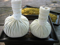 Massage aux plantes Thai